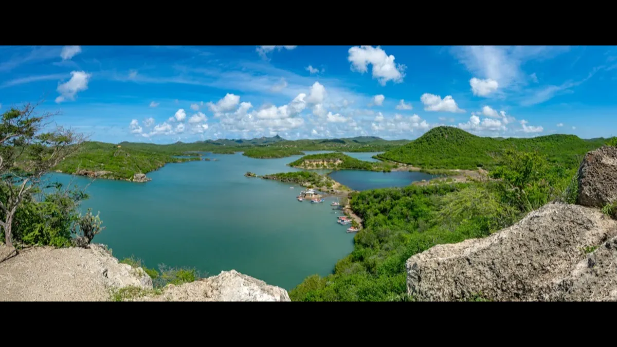 Curaçao tropical lagoon — DI Card guide for Argentine citizens
