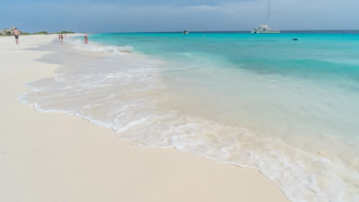 Curaçao ocean waves — DI Card guide for Chilean citizens