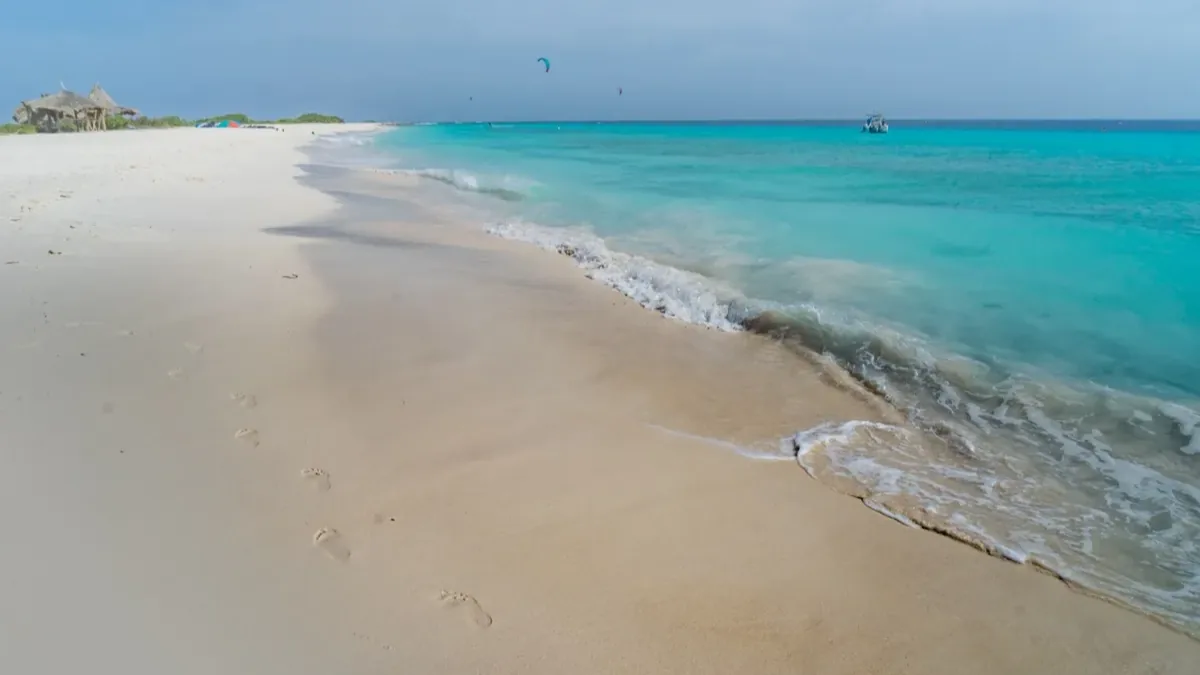 Curaçao calm turquoise waters — DI Card guide for Peruvian citizens