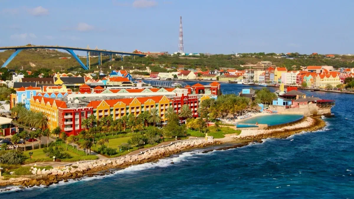Curaçao colorful architecture — DI Card guide for Spanish citizens